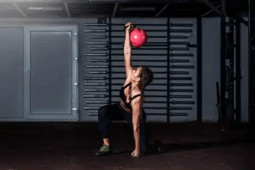 kvinna med medicinboll