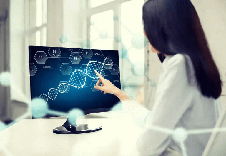 En läkare tittar på en sträng av DNA på en datorskärm.