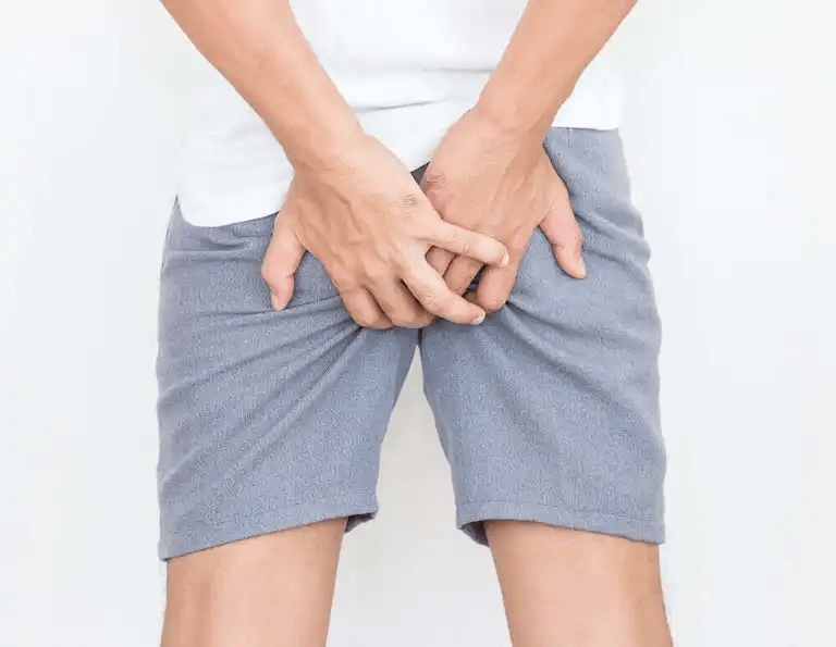 En man med anal klåda