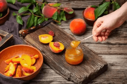 hemlagad persikosylt och persikor