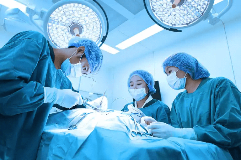 Kirurger som utför operation.