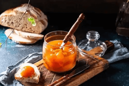 hemlagad persikosylt med bröd
