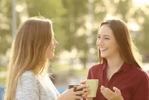 icke-våldsam kommunikation två personer med kaffekoppar