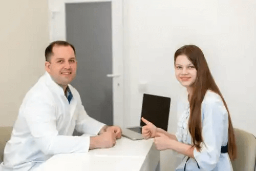 läkare och ung patient