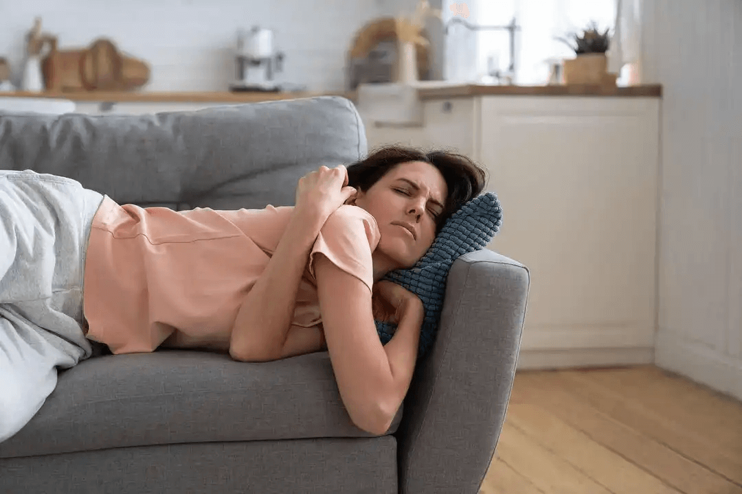 kvinna sover på soffa