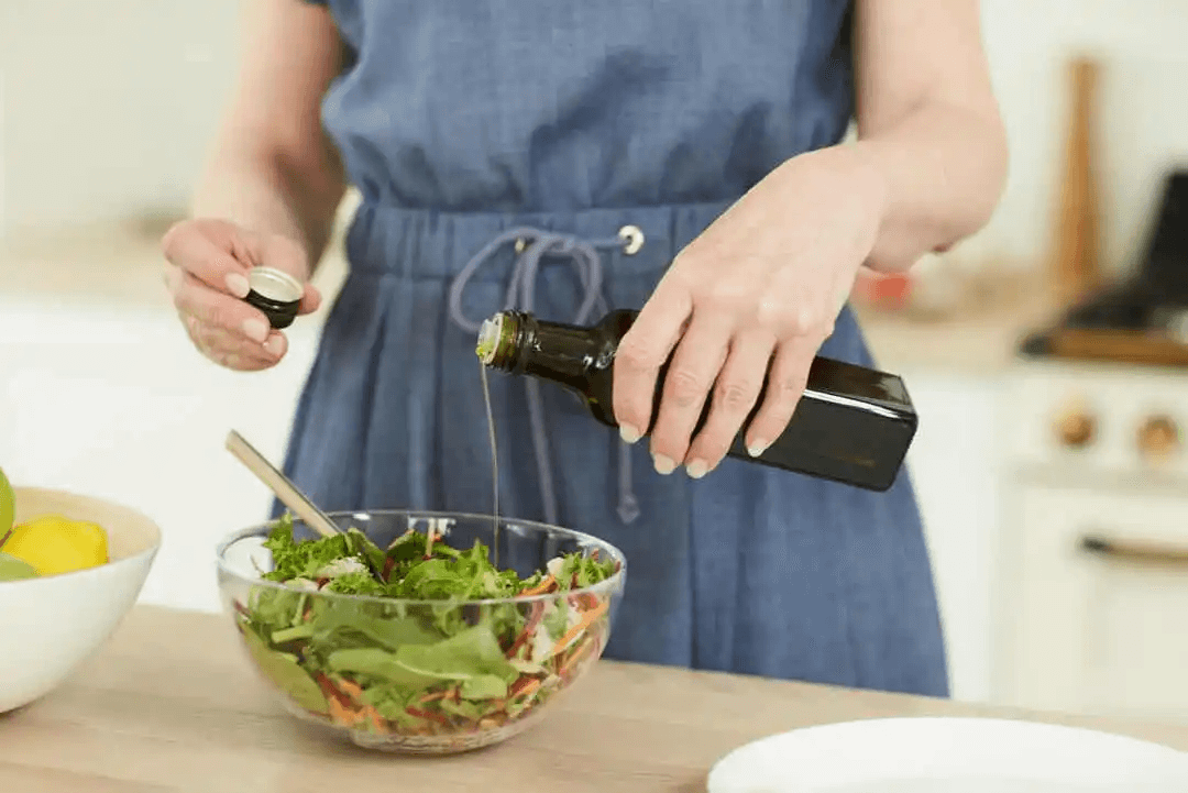 kvinna lagar till en sallad