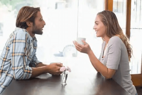 två personer flirtar med hjälp av spegling