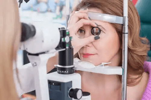 kvinna undersöks för Retinitis pigmentosa