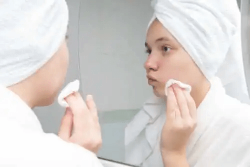 kvinna tvättar ansiktet