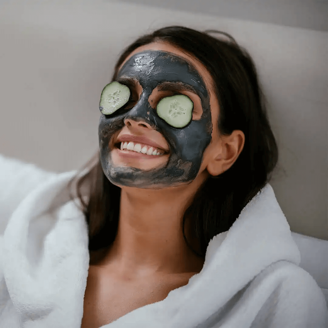 kvinna som genomgår Laserpeeling med aktivt kol