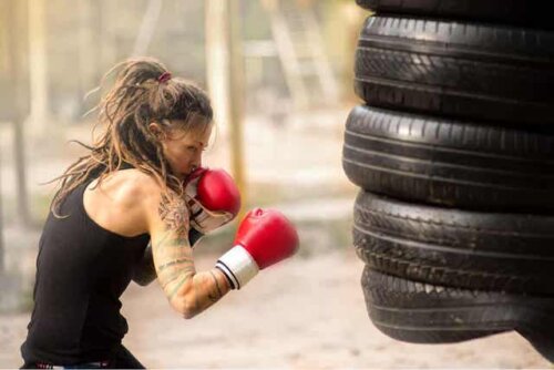 En kvinna som tränar boxning