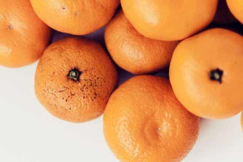 En hög med mandariner