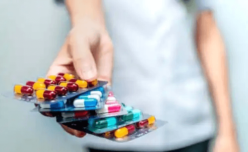 En person som innehar olika antibiotika