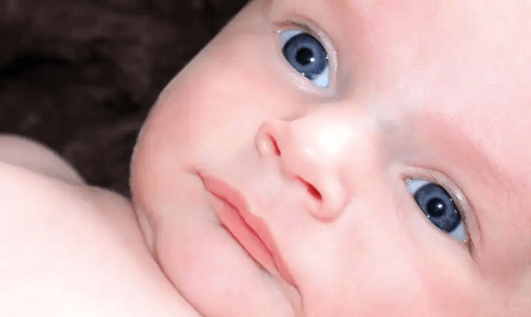 blåögd bebis