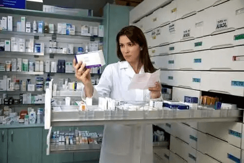 En kvinna som arbetar på ett apotek