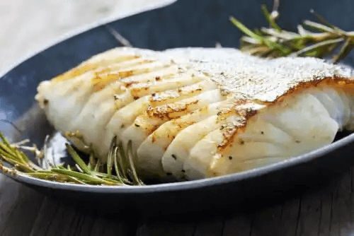 Vit fisk på ett fat.