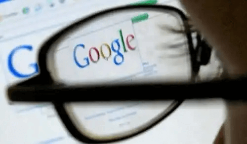 En kvinna gör en google-sökning.