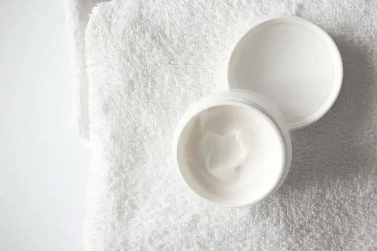 krämer mot pigmentfläckar på en handduk