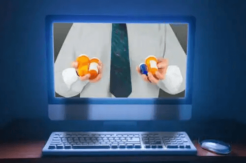 En man som säljer droger över internet.