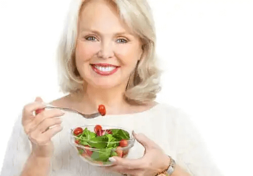 En kvinna som äter en sallad