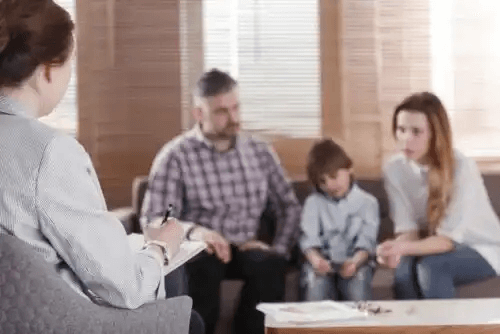 familjeterapi session med en terapeut på ett grått kontor