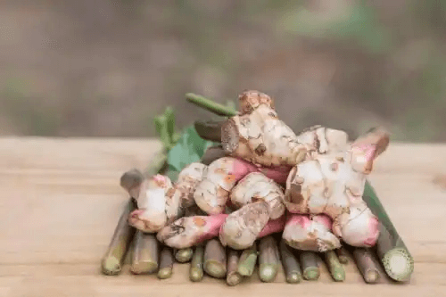 galanga på en skärbräda