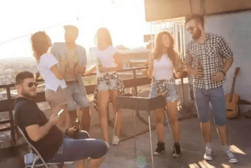 Vänner njuter av terrassen