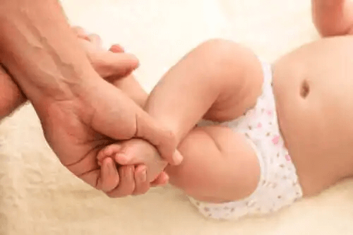 10 övningar för att stimulera din babys grovmotorik