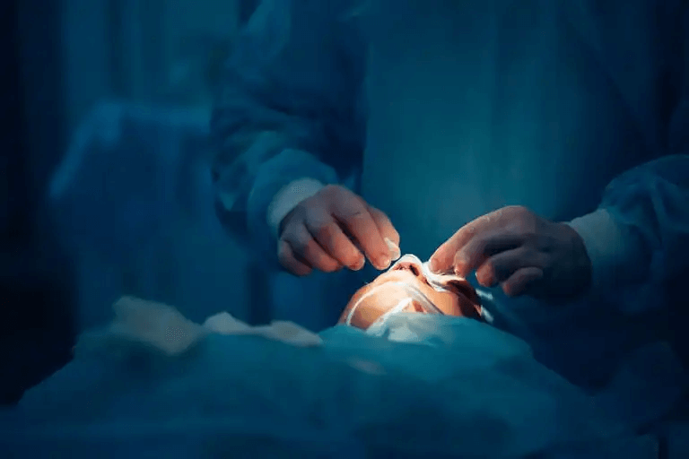 En kirurg som utför näsplastik