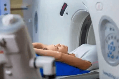 En kvinna som genomgår datortomografi.