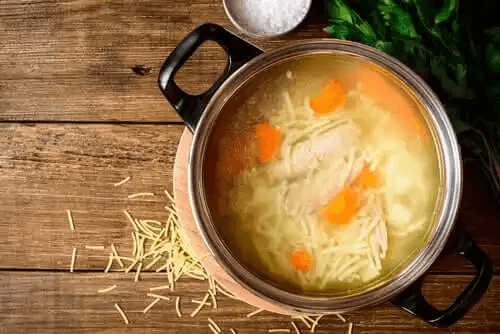 En gryta med pasta och morötter