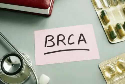 En lapp med BRCA skriven på.