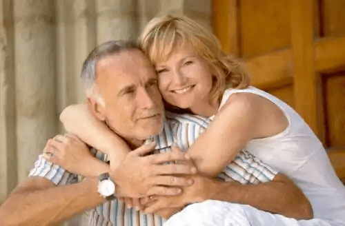 En kvinna som kramar en man.