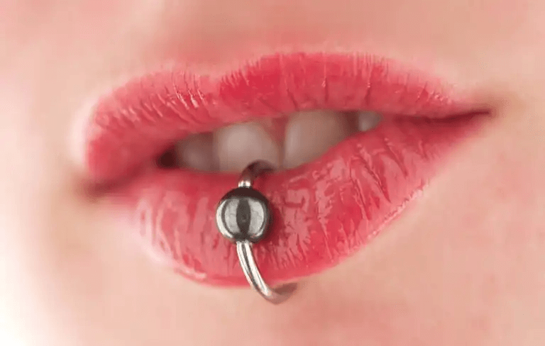En läpppiercing.