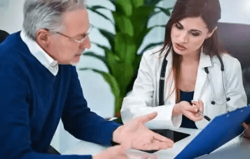 En man som konsulterar en läkare.