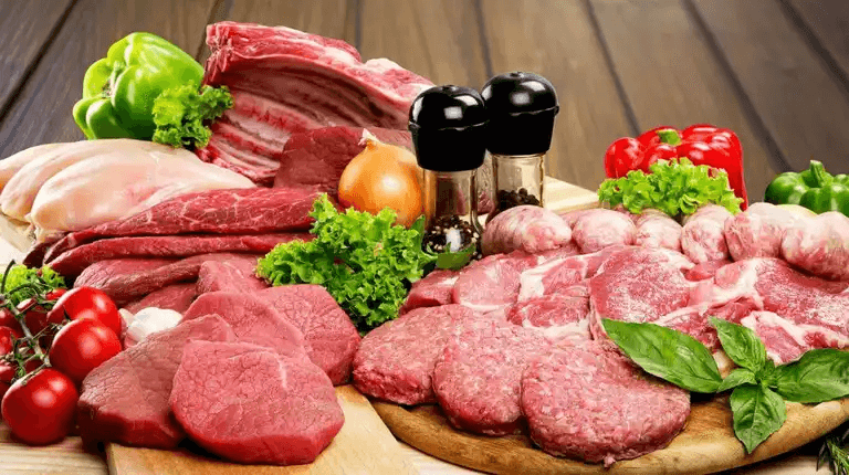 Ett bord med kött