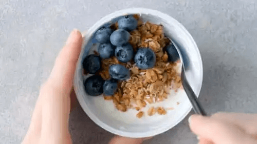 Är det hälsosamt att äta frukt och yoghurt till middag?