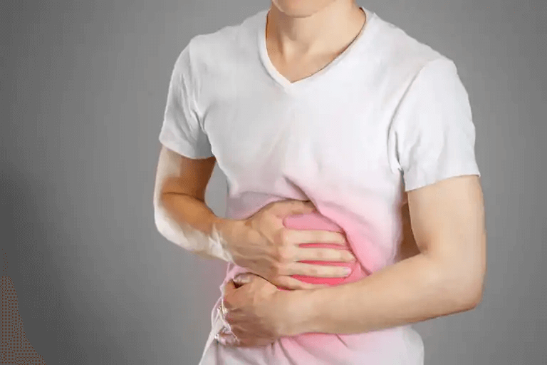 En man med ont i magen.