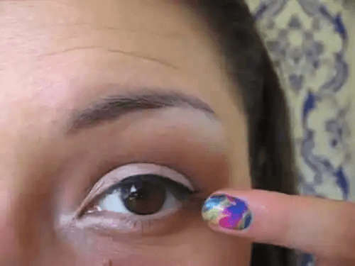 Kvinna som pekar på ögat