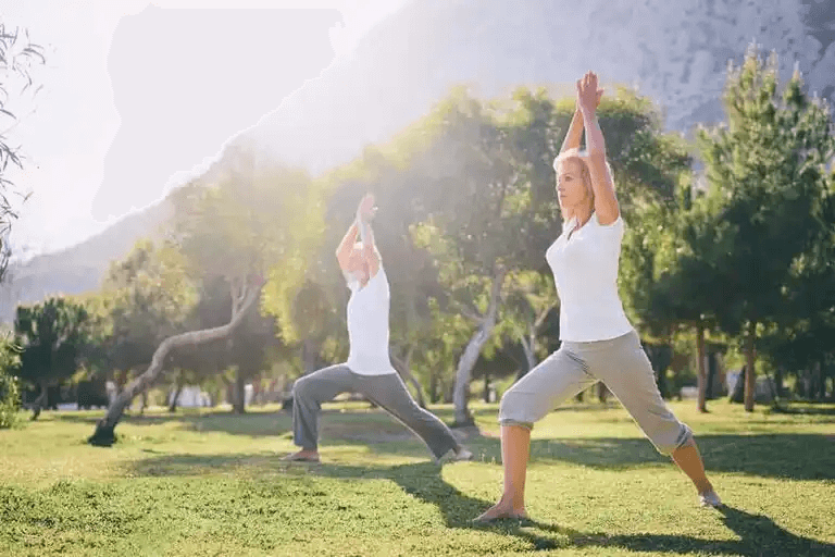 Ett par tränar tai chi utomhus