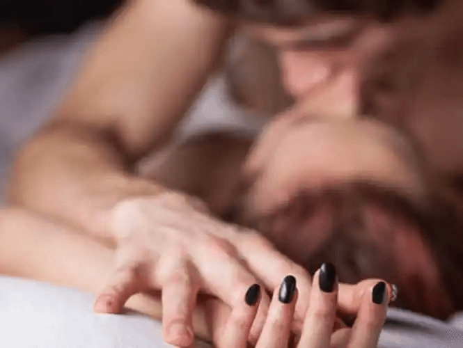 Ett par som har sex som representerar en av myterna och missuppfattningarna om menstruation