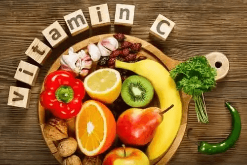 En skål med frukt och grönsaker med c-vitamin