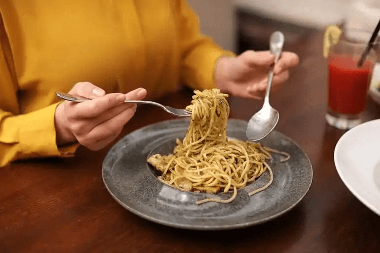 En person som äter pasta