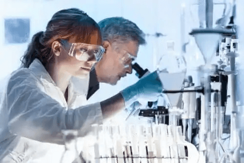 En kvinna och en man som arbetar i ett laboratorium.