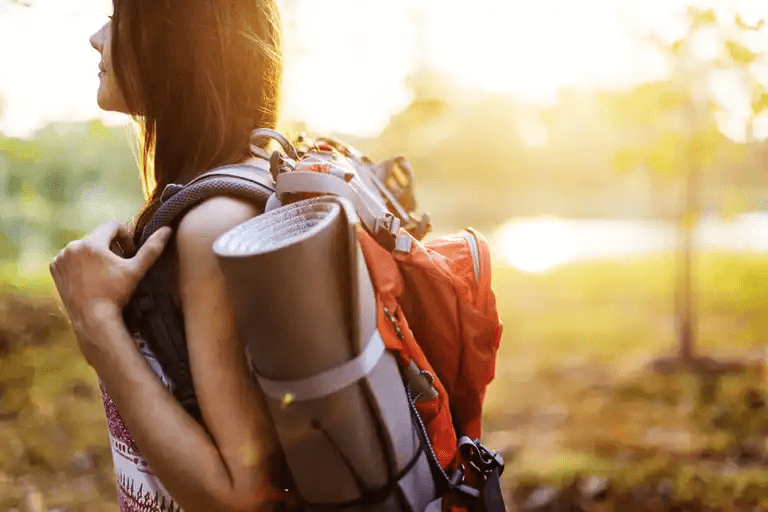 En kvinna som reser med en ryggsäck.