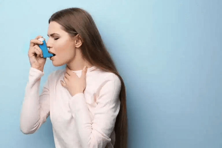 En kvinna som använder en inhalator.