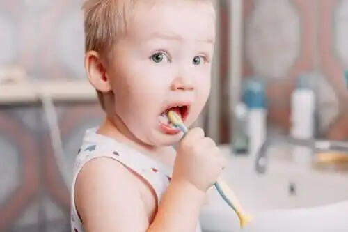 Ett litet barn borstar tänderna.