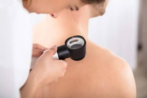 En hudläkare tittar på hud.