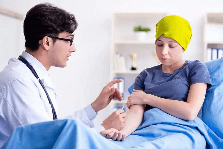 En läkare som förbereder sig för att ge en cancerpatient en injektion.