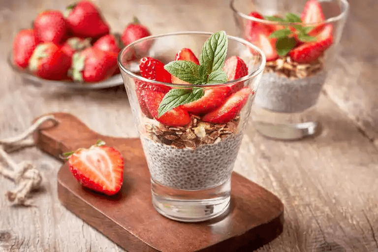 Chiapudding med jordgubbar.
